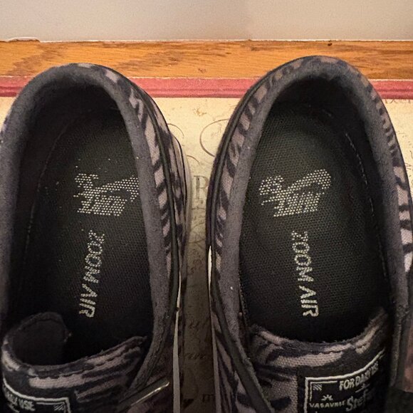 🔥 LIKE NEW NIKE SB ZOOM JANOSKI - DARK GREY ZEBRA PRINT 🔥 - Picture 4 of 5